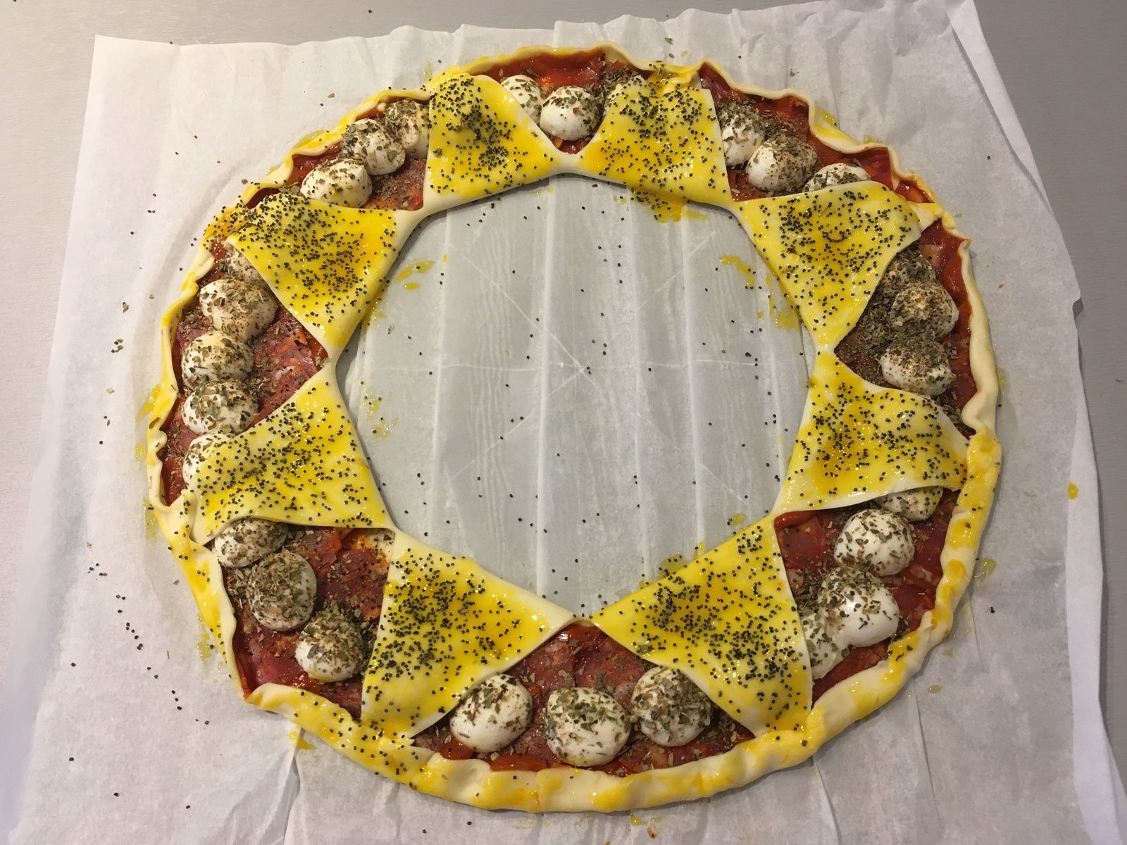 Couronne feuilletée tomate, chorizo, mozzarella et origan