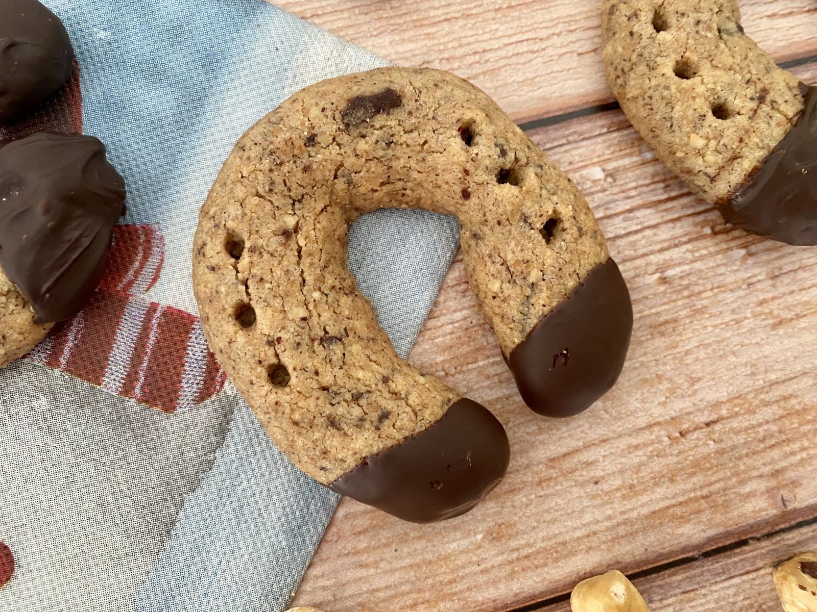 Bredele fer à cheval aux noisettes et chocolat