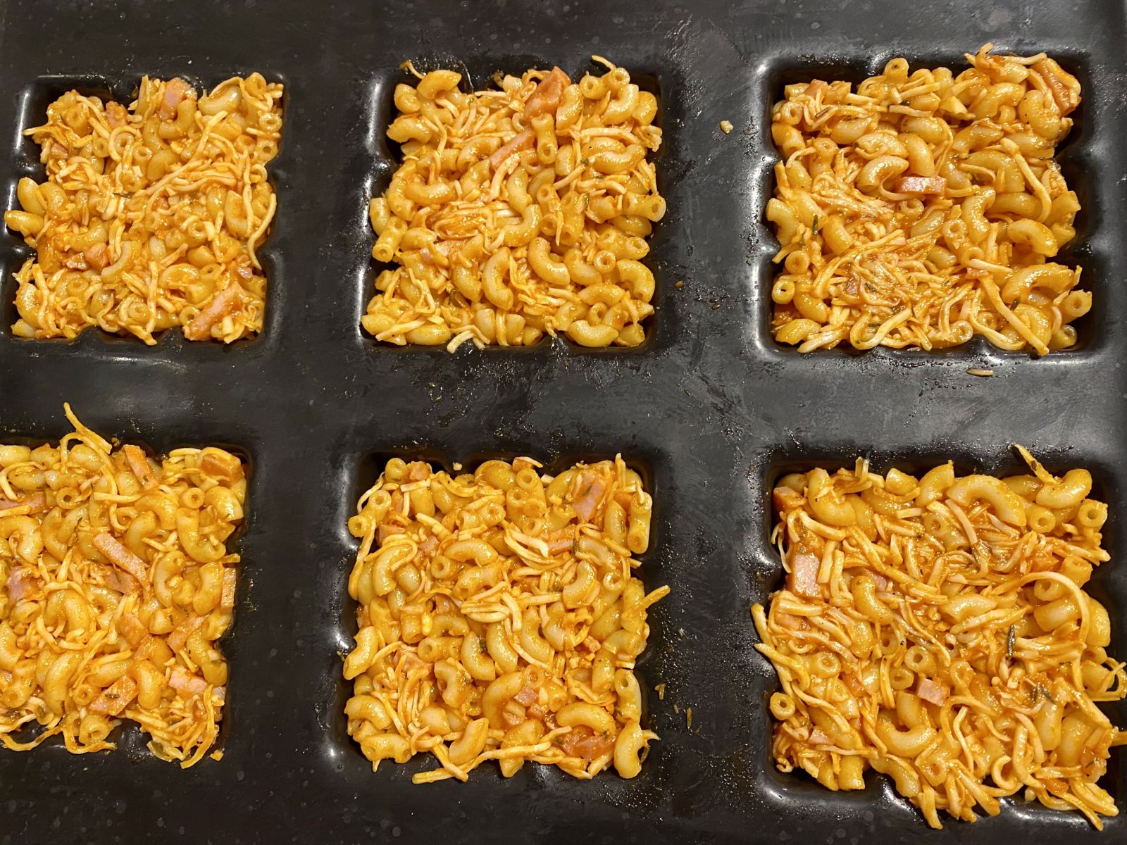 Petits gâteaux de coquillettes à la sauce tomate et au jambon