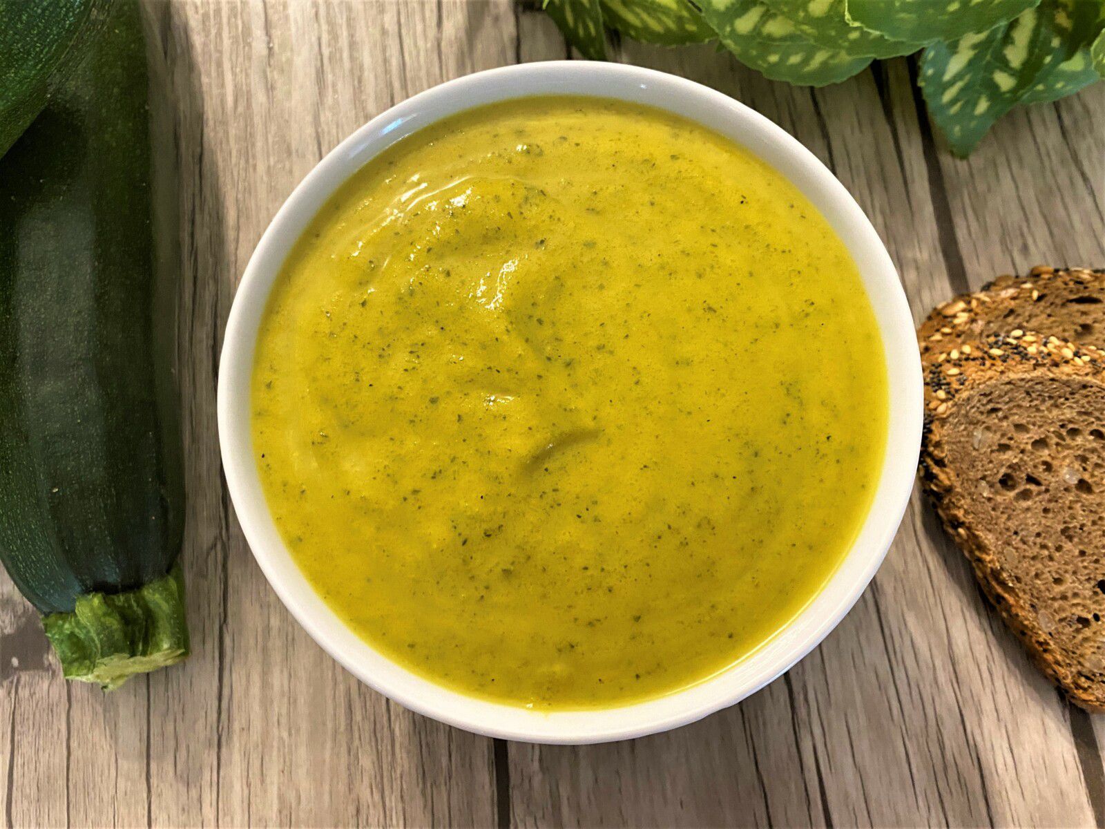 Soupe froide de courgette, lait de coco et curry