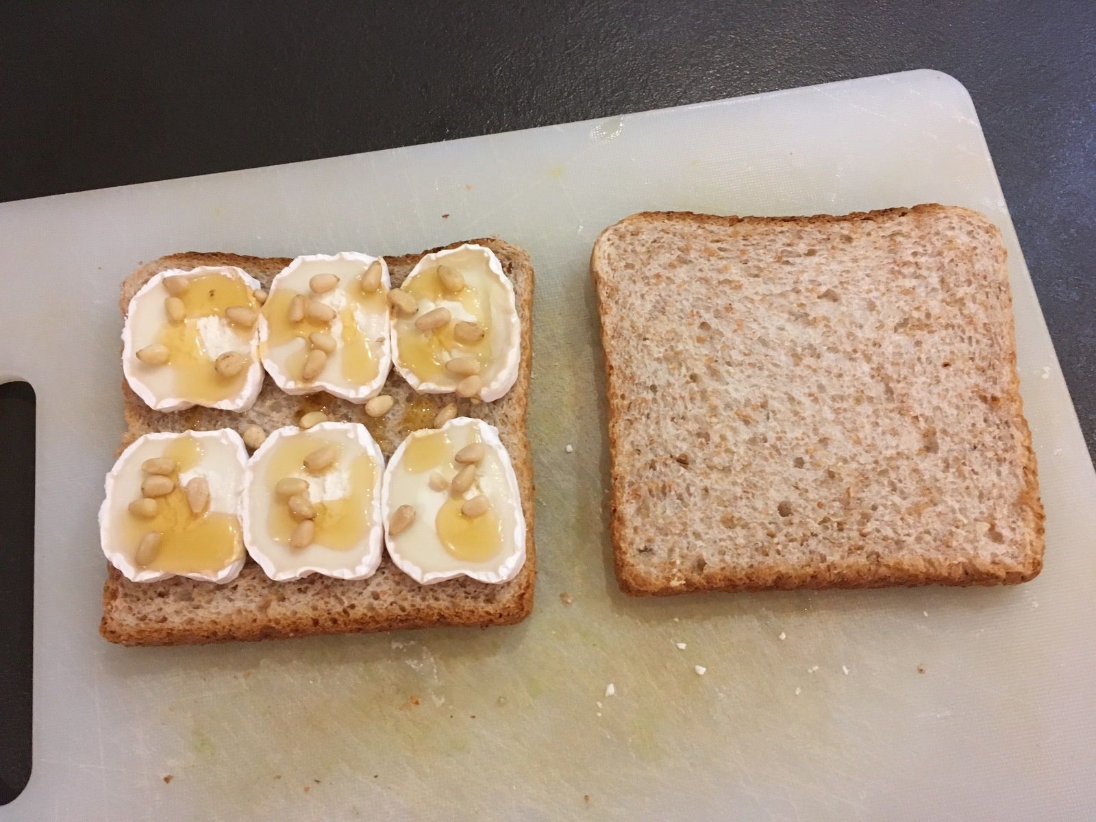Croque chèvre, miel et pignons de pin