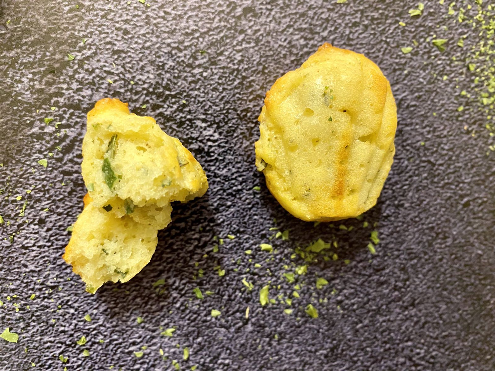 Madeleines à la ricotta, parmesan et basilic