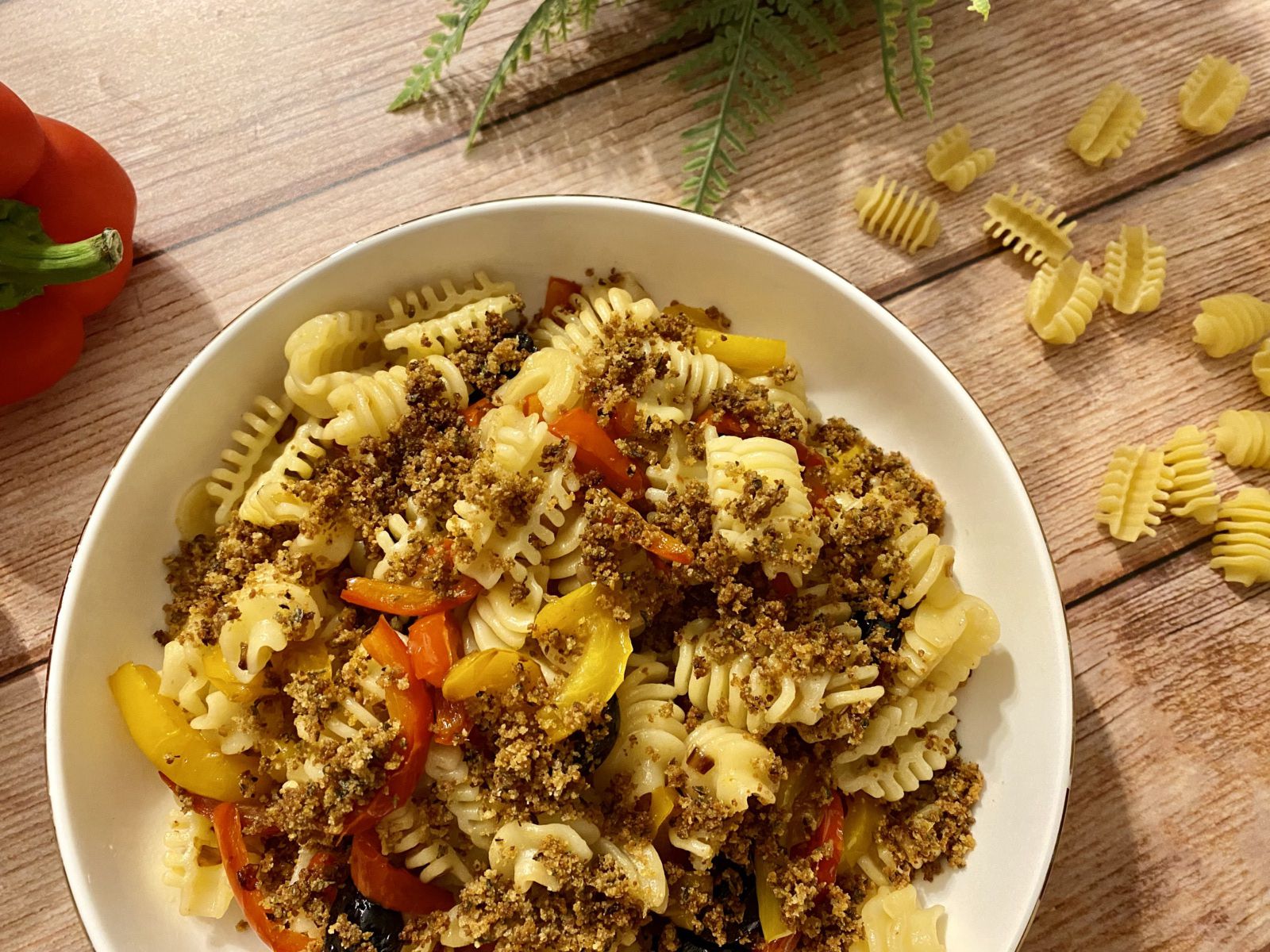 Penne au poivron, origan et olives noires