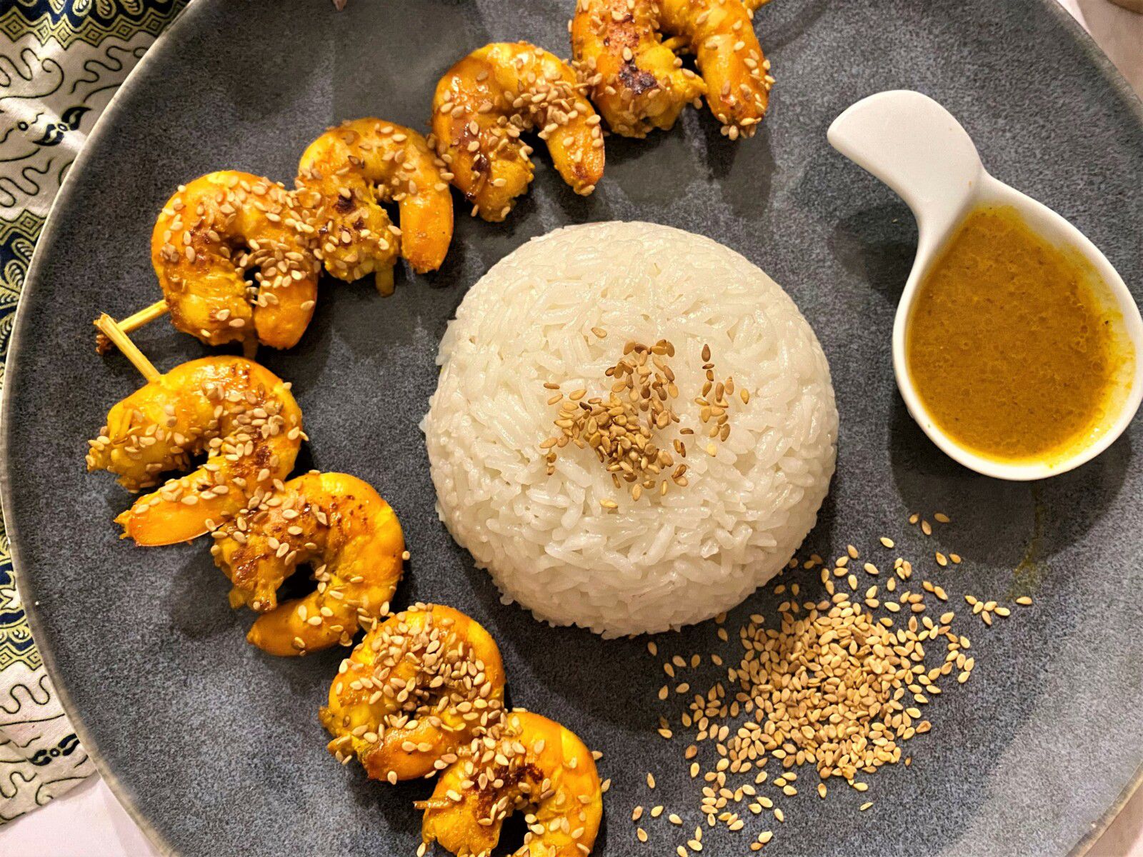 Crevettes sautées au curry, gingembre, sauce soja et sésame