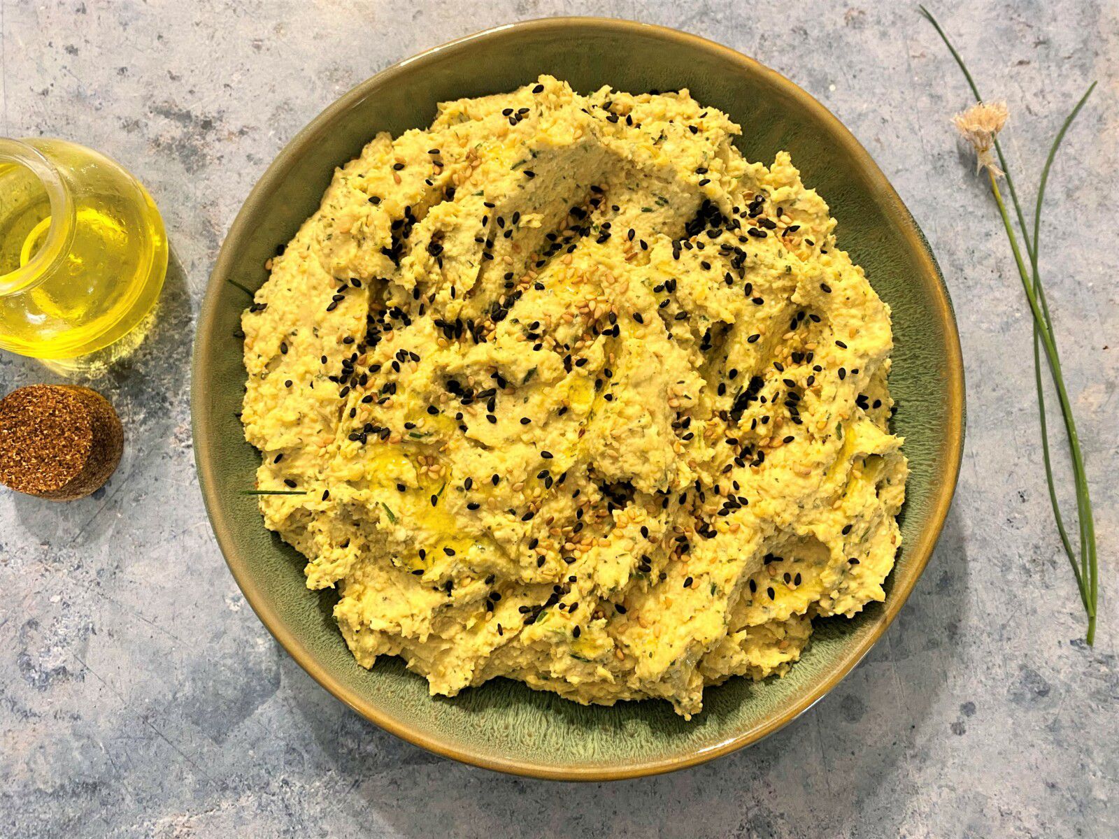 Houmous aux herbes et à la feta