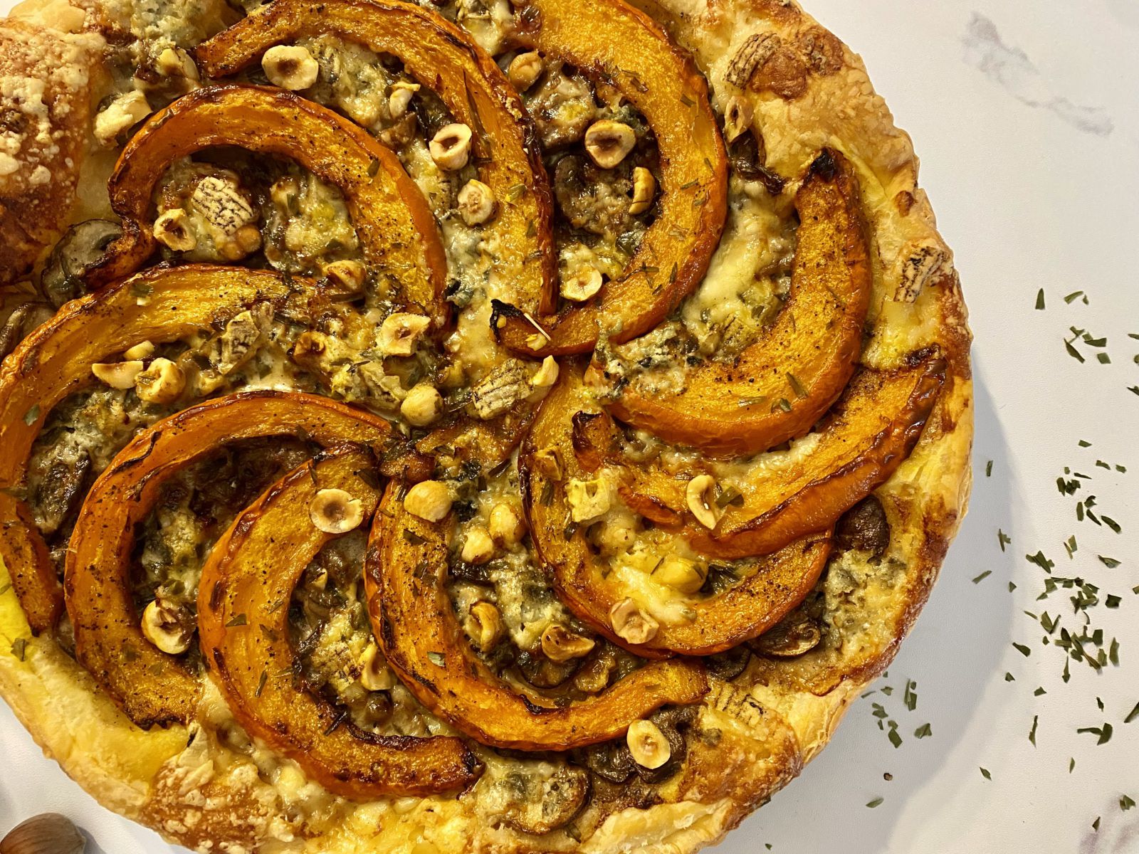 Tarte fine aux champignons, potimarron et roquefort