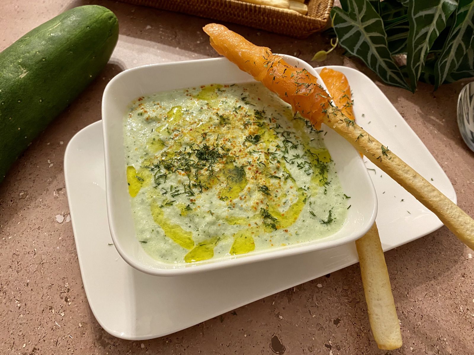 Soupe froide de concombre, gressins au saumon
