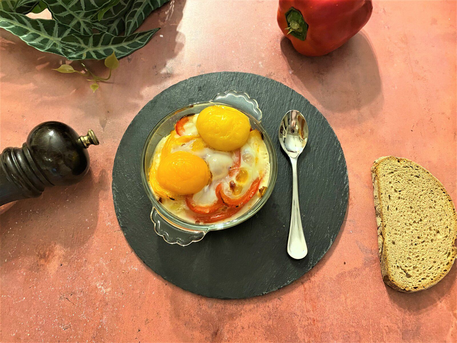 Œufs cocotte aux poivrons et chorizo