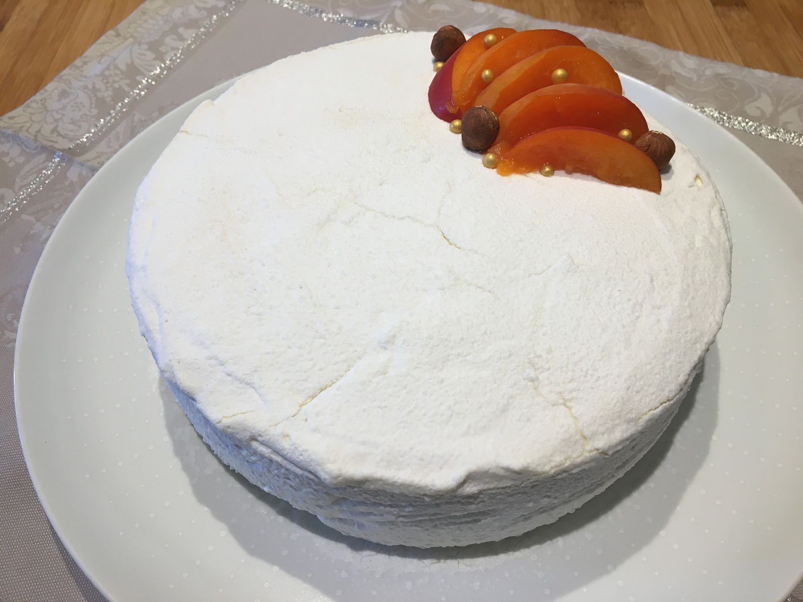 Entremets abricot, vanille et noisette