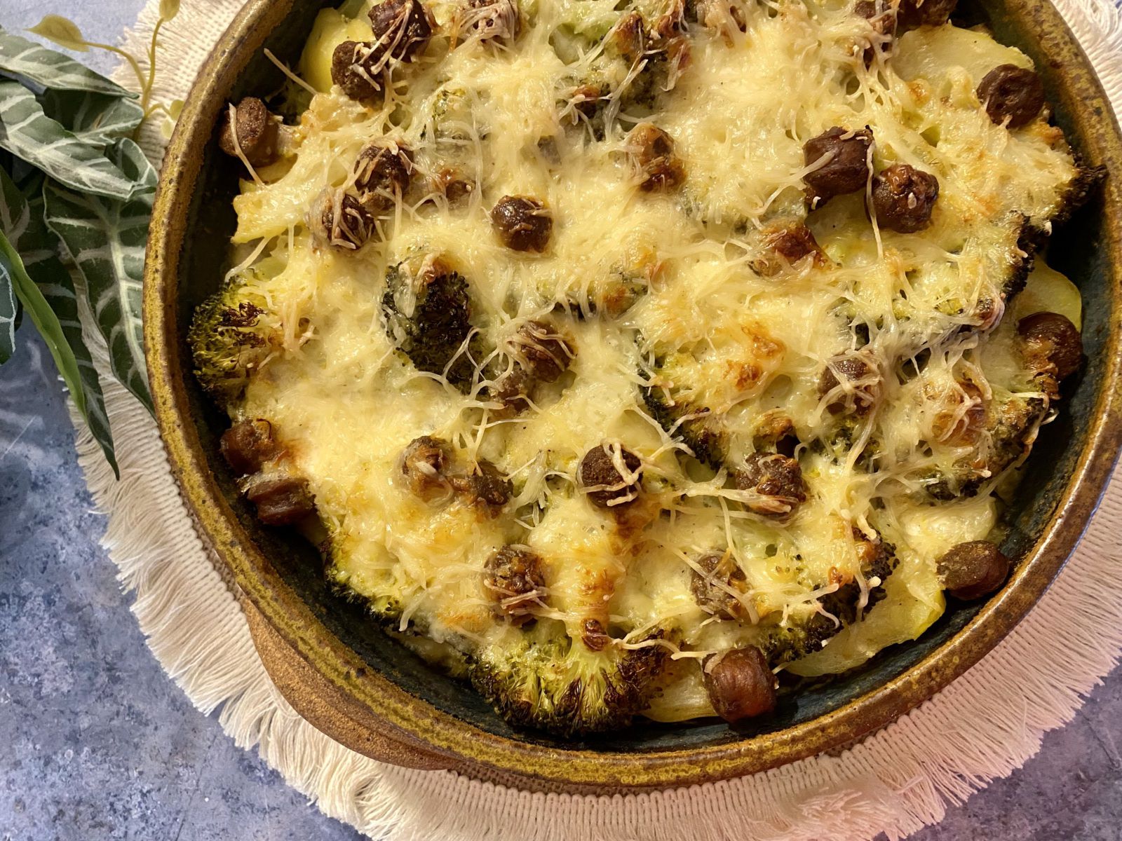 Gratin de pommes de terre, brocoli et merguez