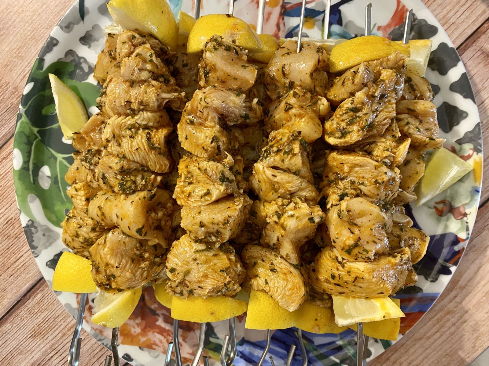 Brochettes de poulet mariné au citron, ail, épices