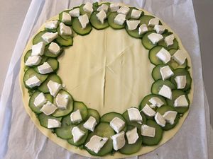 Couronne feuilletée pesto, courgette, chèvre et pignon de pin