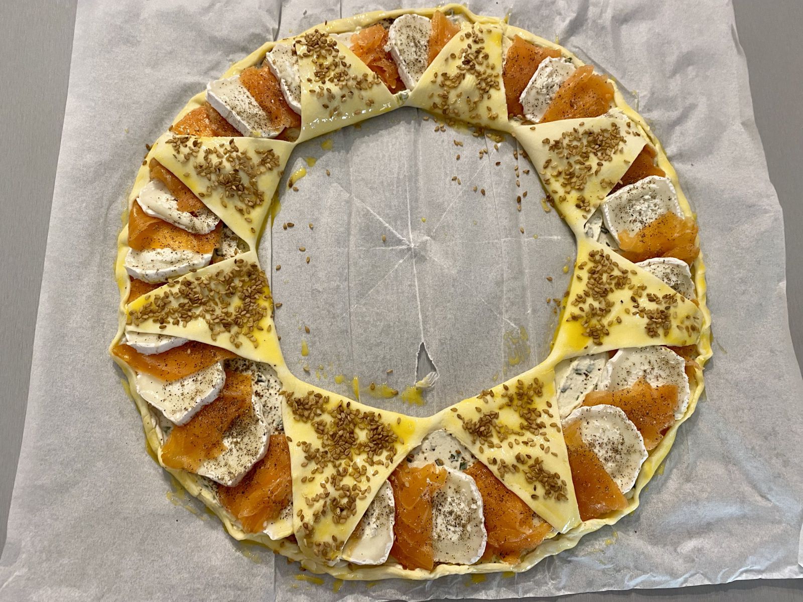Couronne feuilletée au chèvre et au saumon fumé