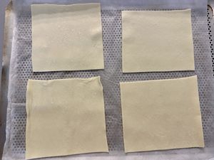 Panier feuilleté au bacon, oignon et chèvre
