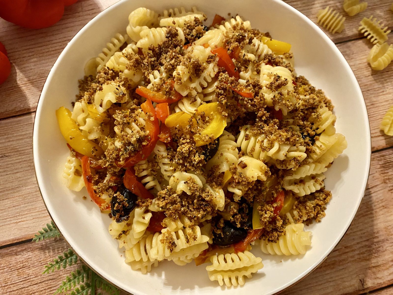 Penne au poivron, origan et olives noires