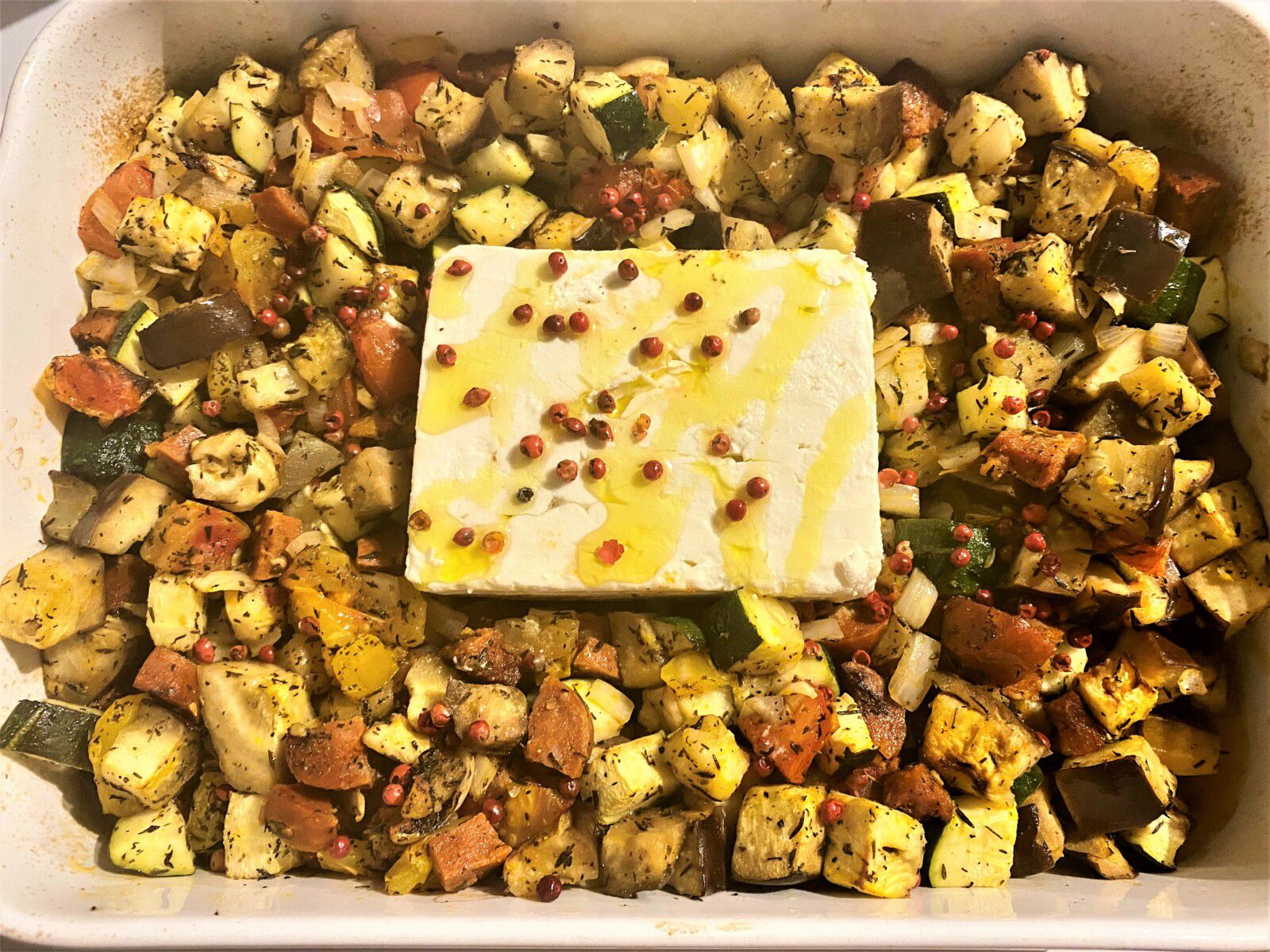 Légumes d'été rôtis, feta et chorizo