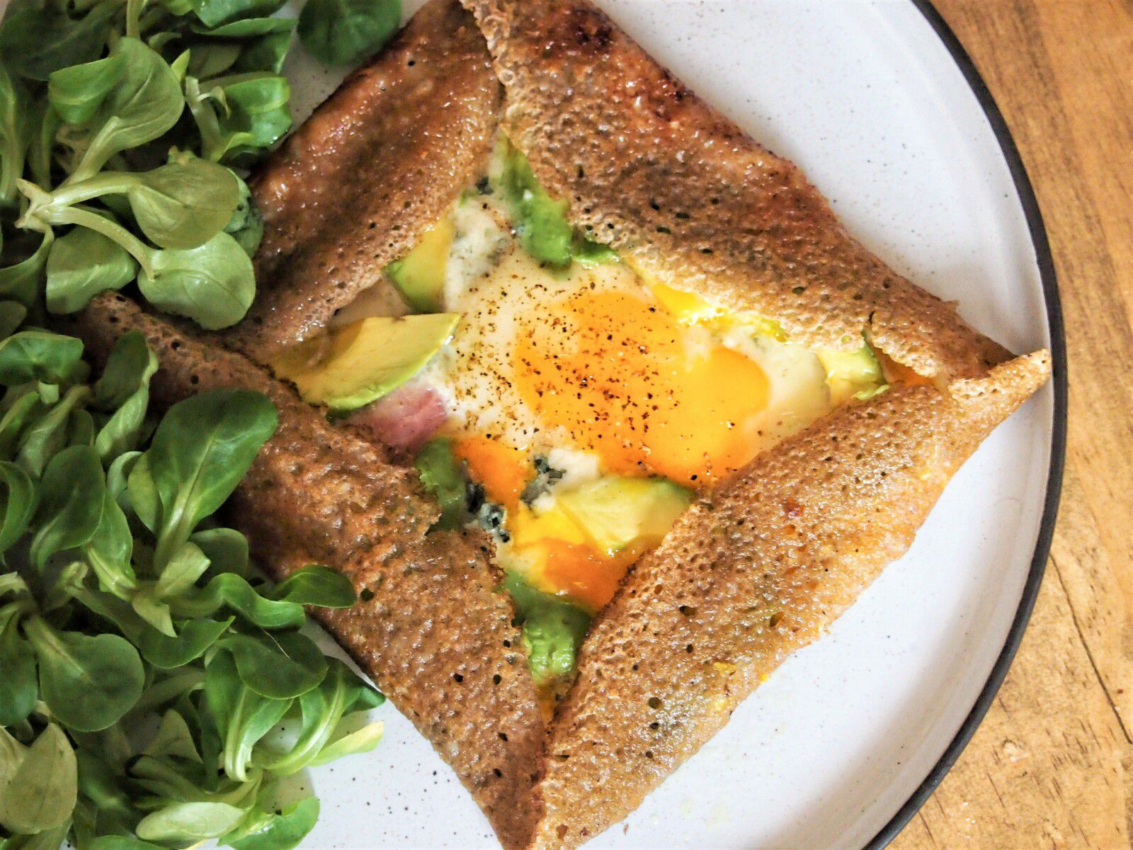 Galette avocat, jambon, œuf et bleu