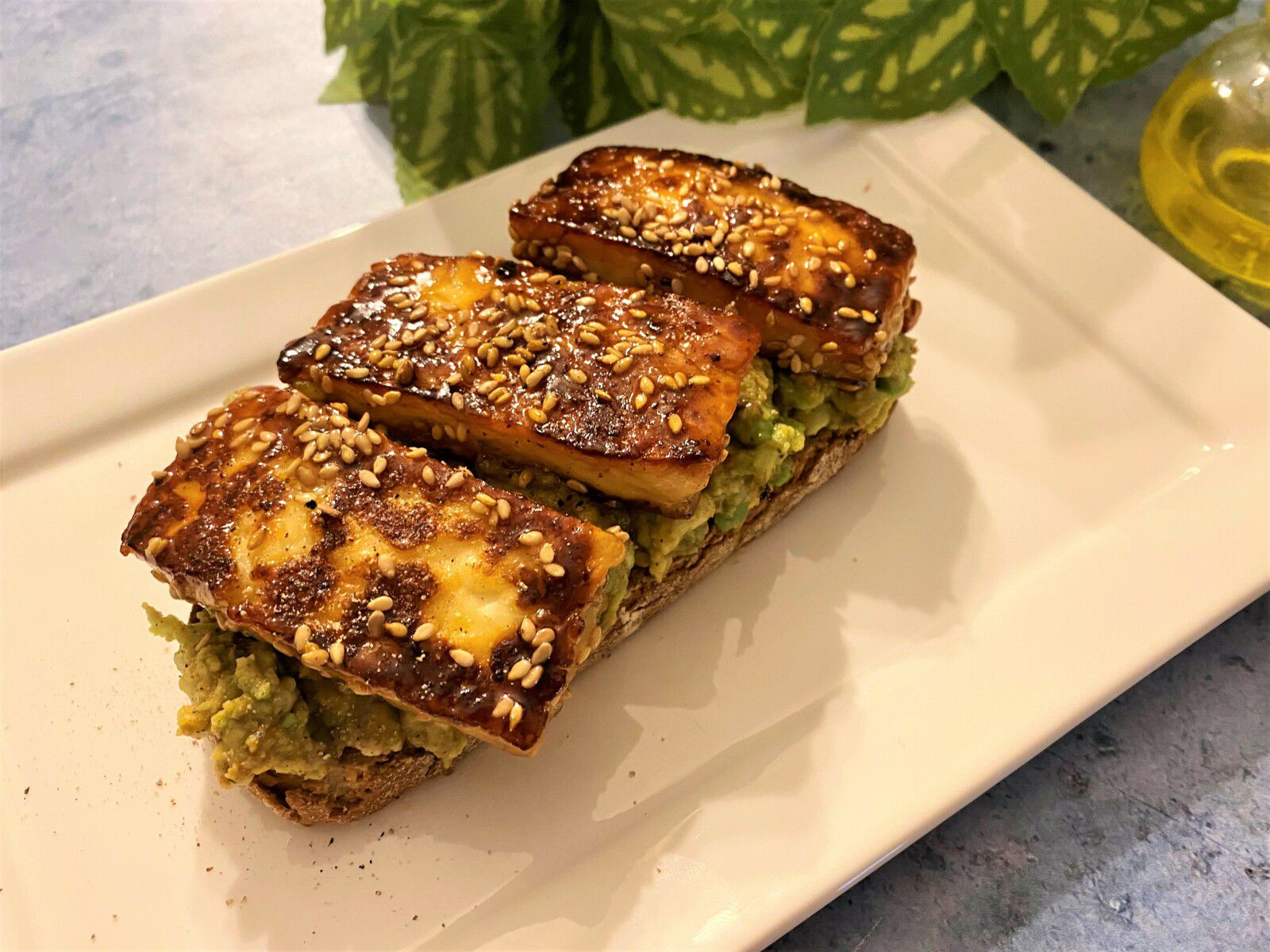 Bruschetta avocat et halloumi grillé