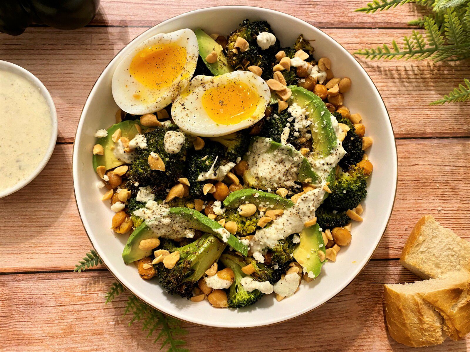 Salade de brocoli et pois chiches croustillants façon Caesar