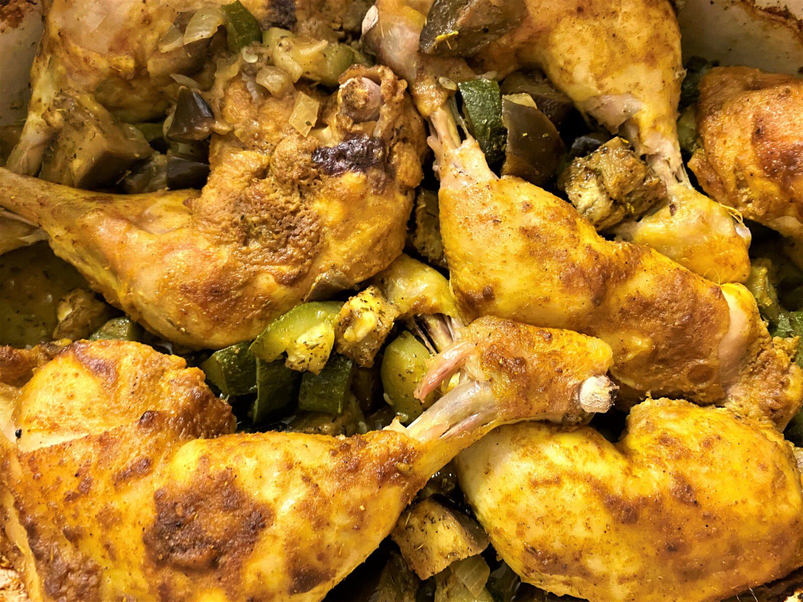 Cuisses de poulet, courgettes et aubergines rôtis au curry
