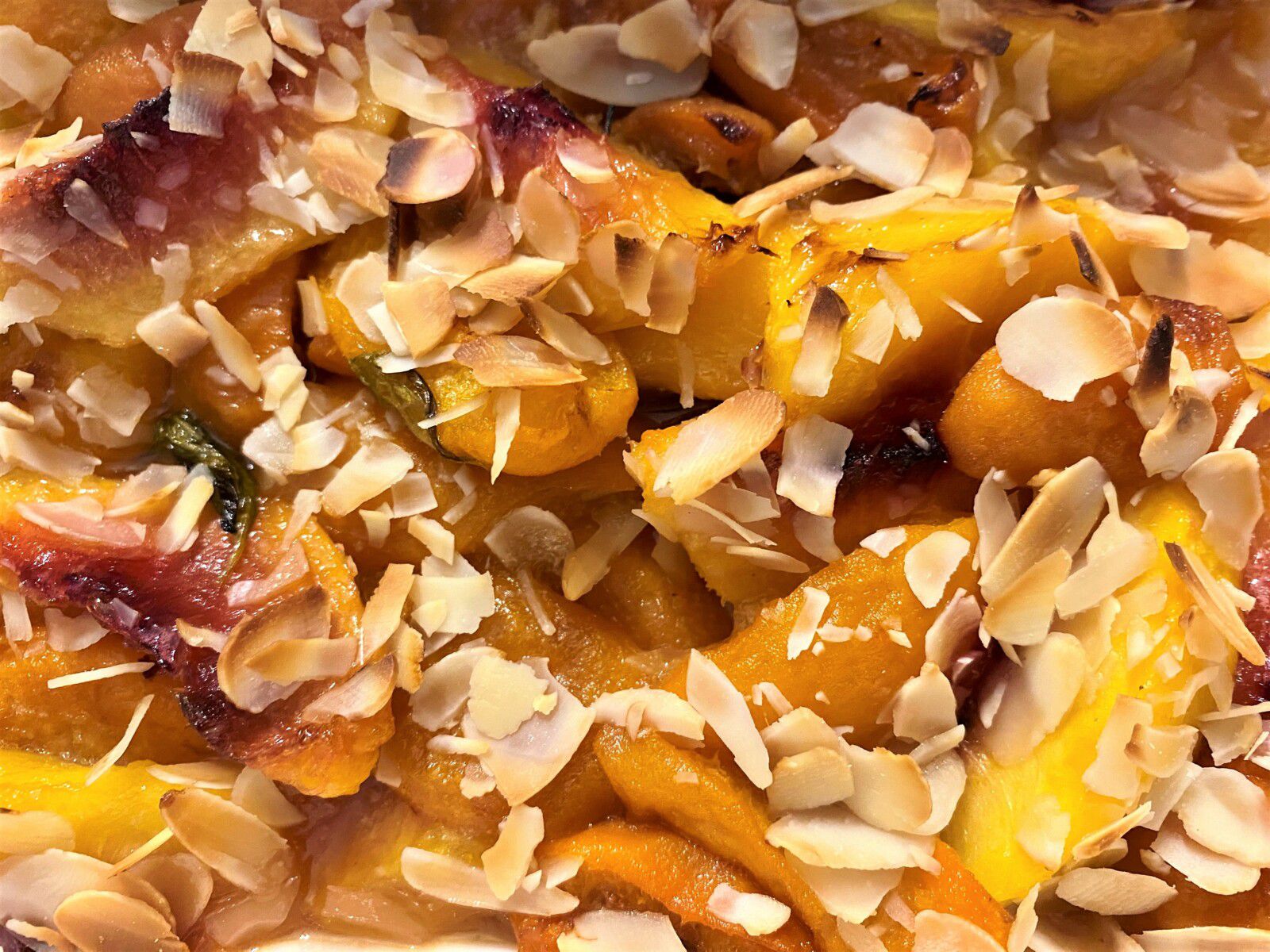 Pêches et abricots au basilic et aux amandes