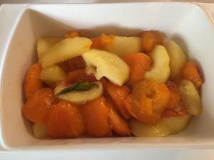Pêches et abricots au basilic et aux amandes