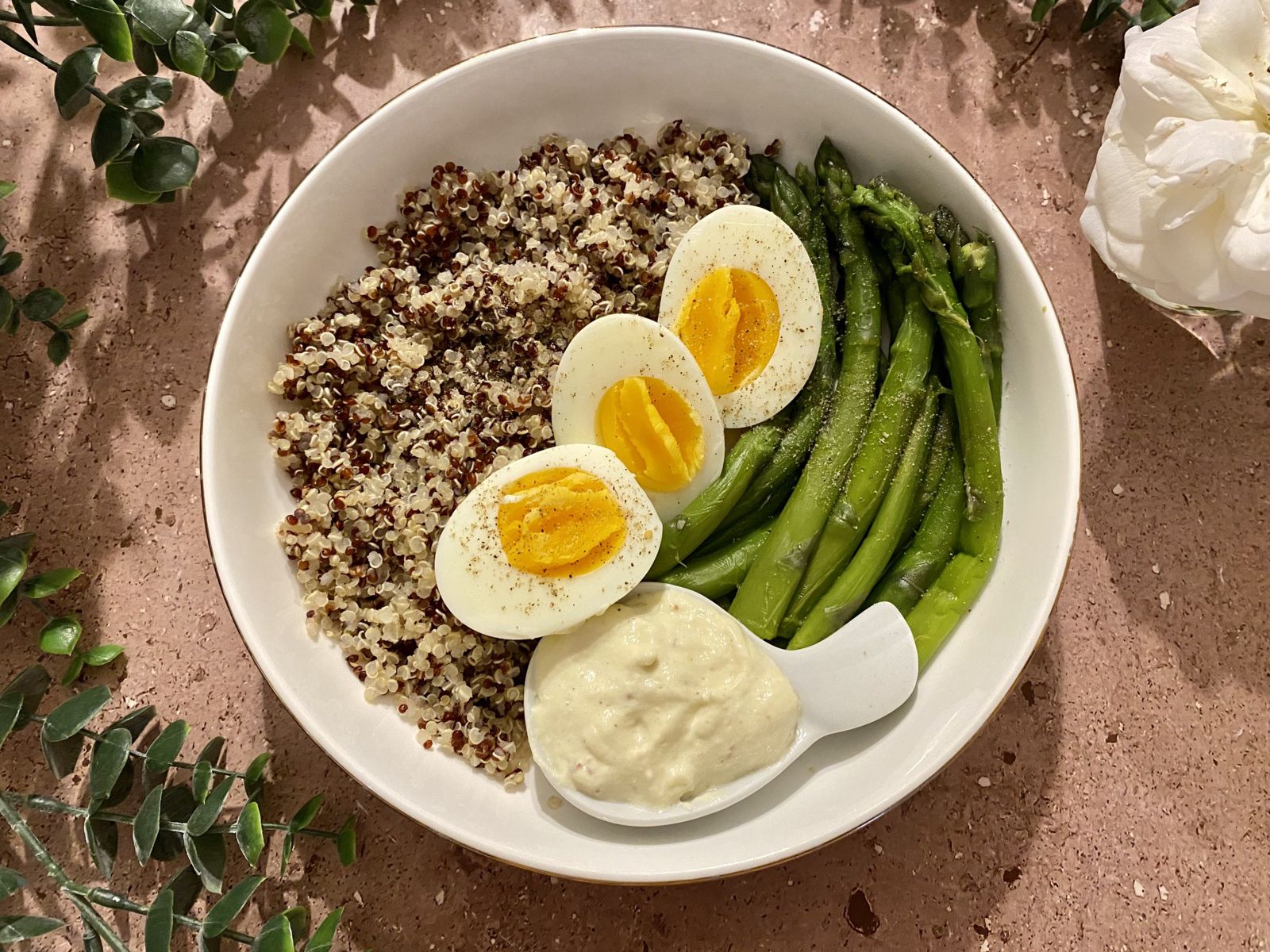 Salade de quinoa, asperges et œufs durs