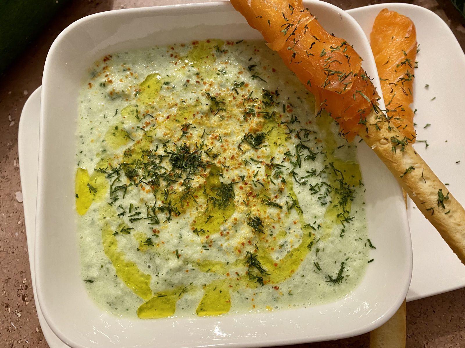 Soupe froide de concombre, gressins au saumon