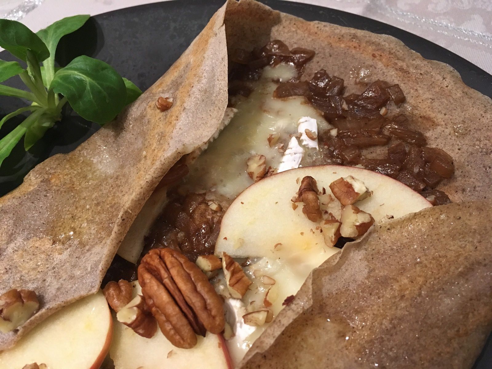 Galettes de sarrasin au brie de Meaux, pommes et compotée d’oignons au cidre