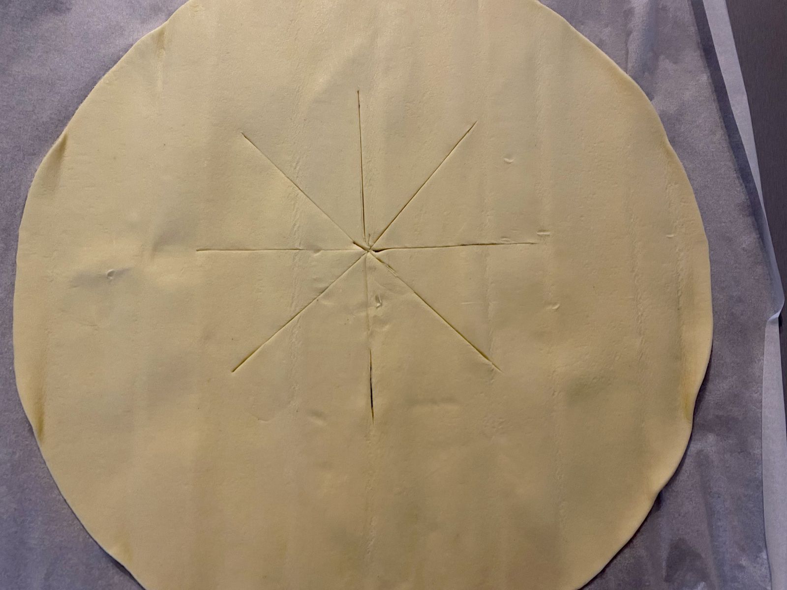 Couronne feuilletée au chèvre et au saumon fumé