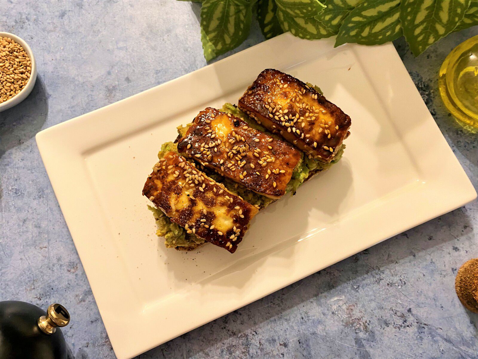 Bruschetta avocat et halloumi grillé