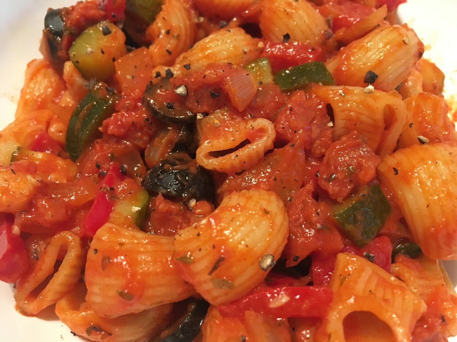 Pâtes aux légumes du soleil et au chorizo