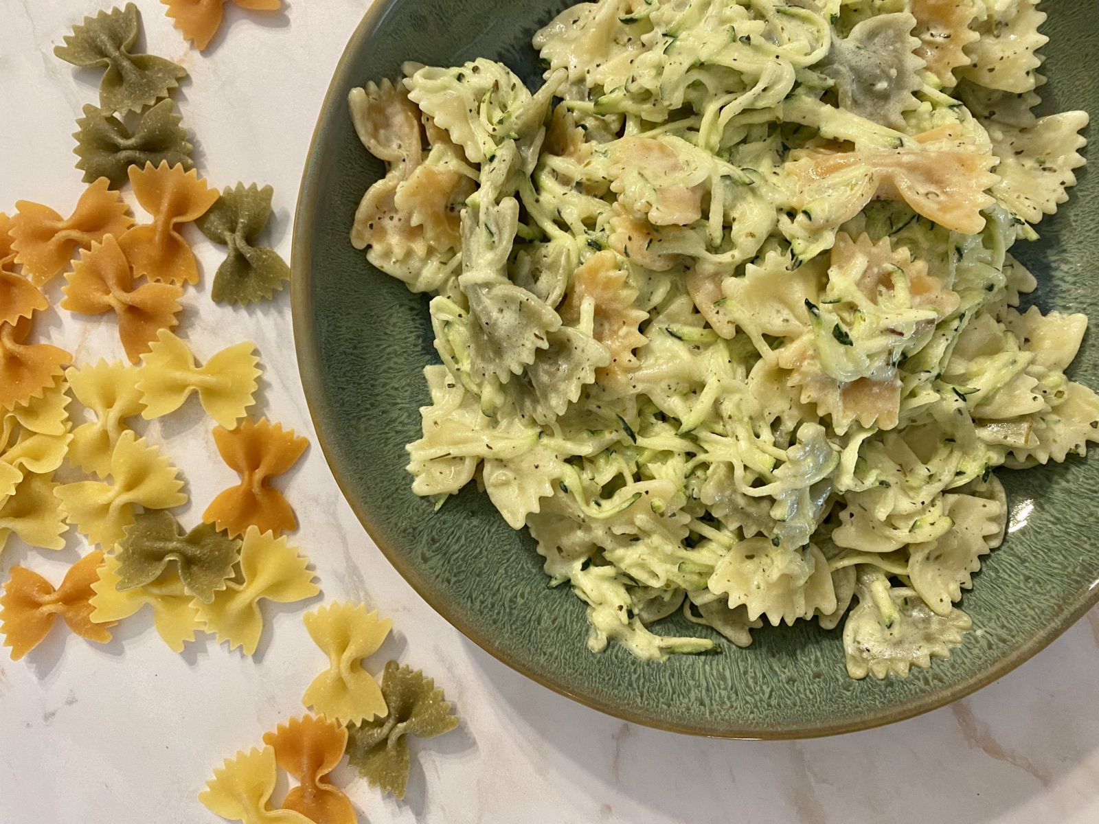 Pâtes aux courgettes, yaourt à la grecque et herbes de Provence