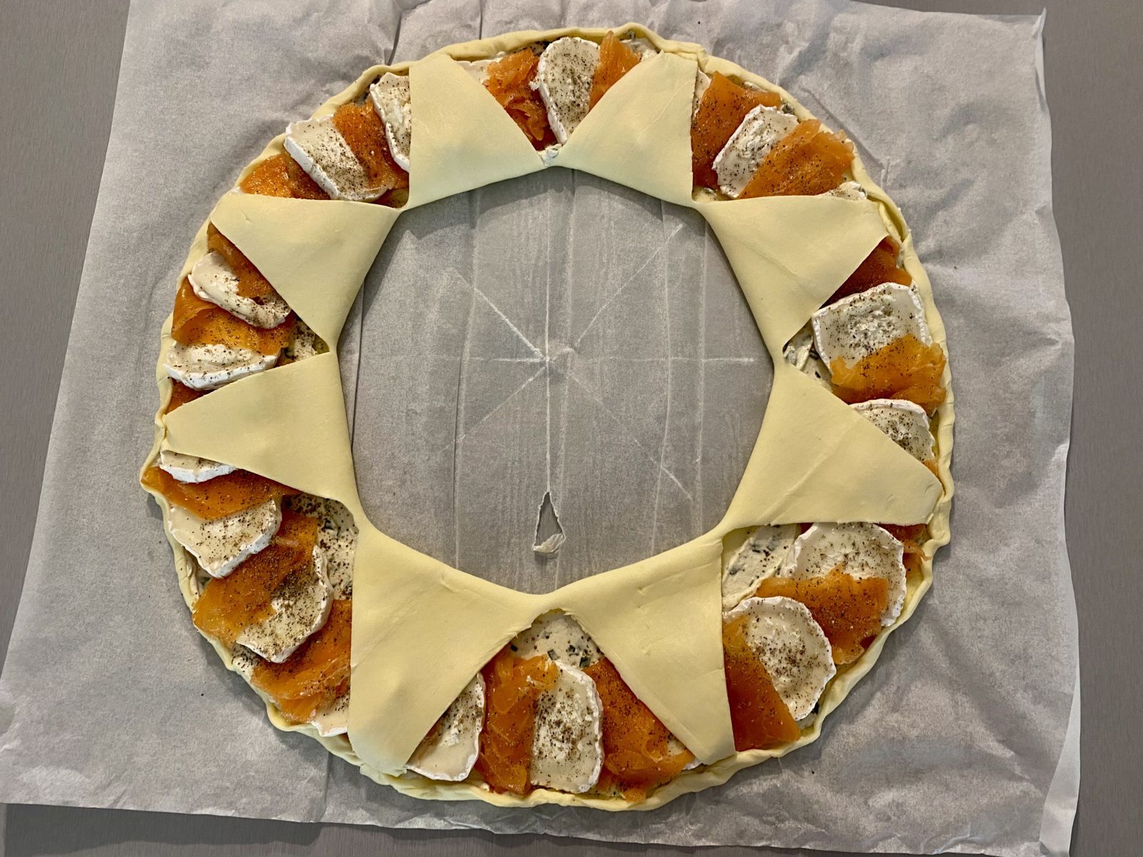Couronne feuilletée au chèvre et au saumon fumé
