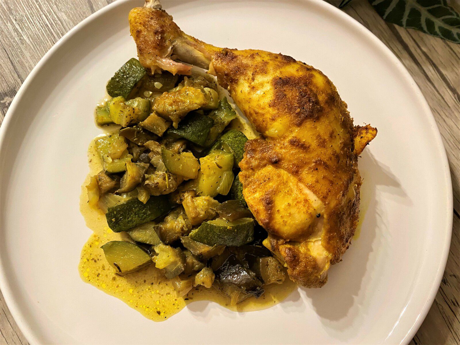 Cuisses de poulet, courgettes et aubergines rôtis au curry