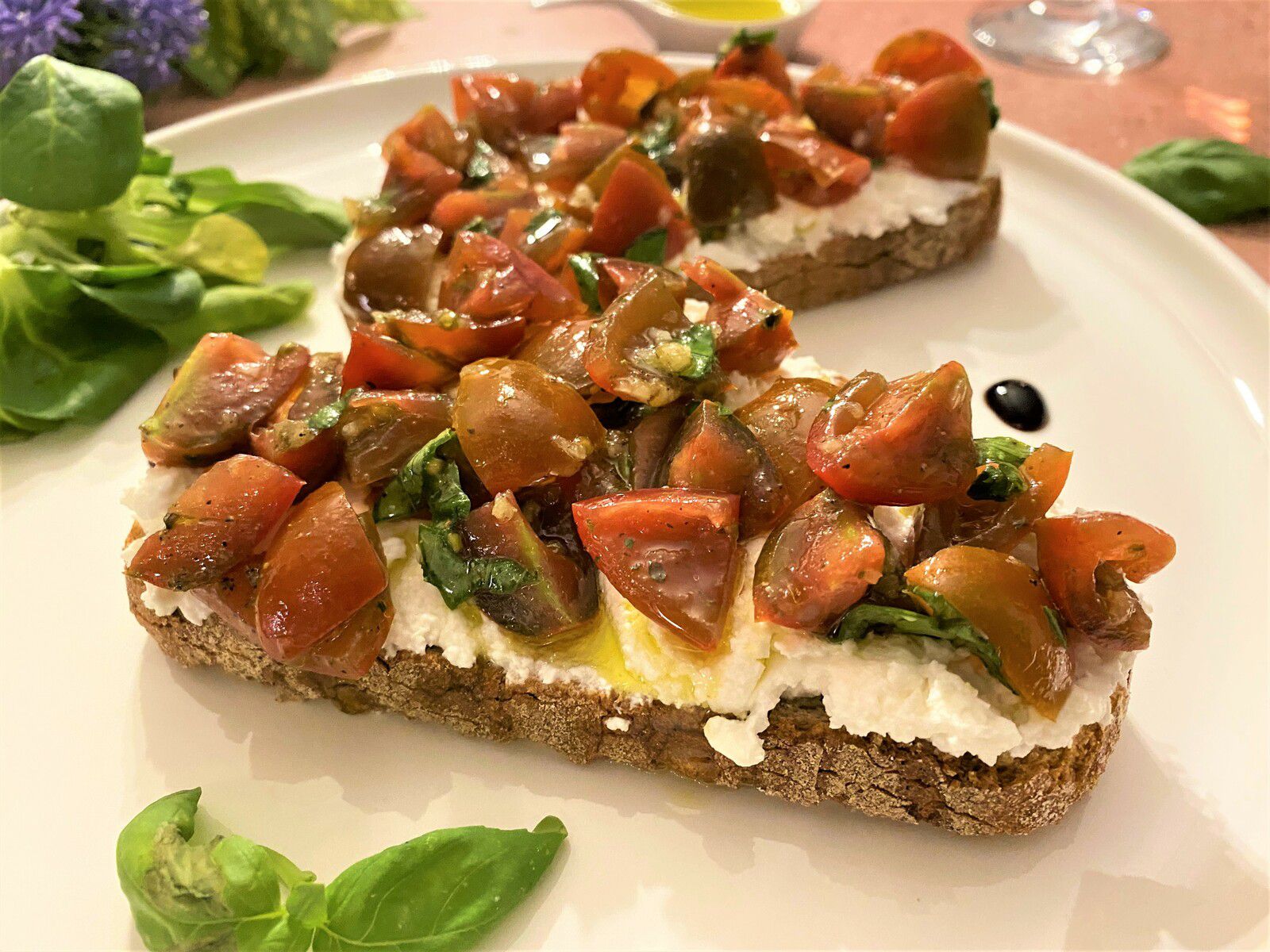 Bruschettas au chèvre frais, tomates cerises et basilic