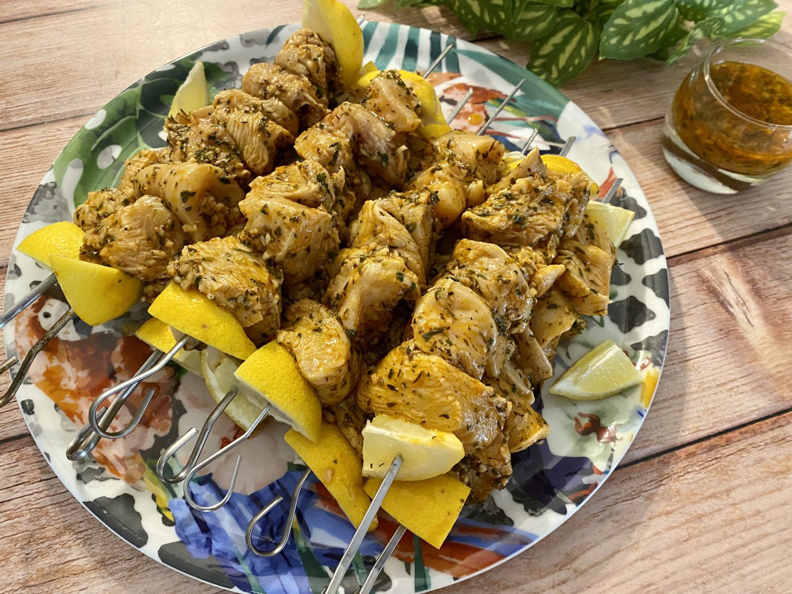 Brochettes de poulet mariné au citron, ail, épices