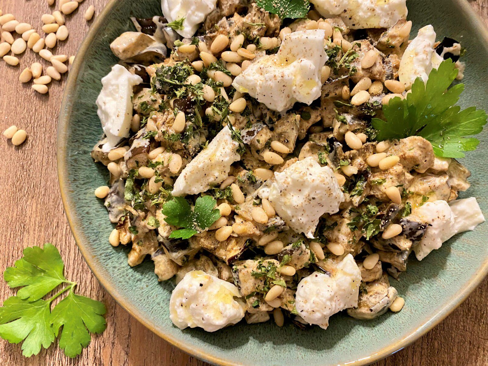 Salade d'aubergines rôties aux épices et burrata