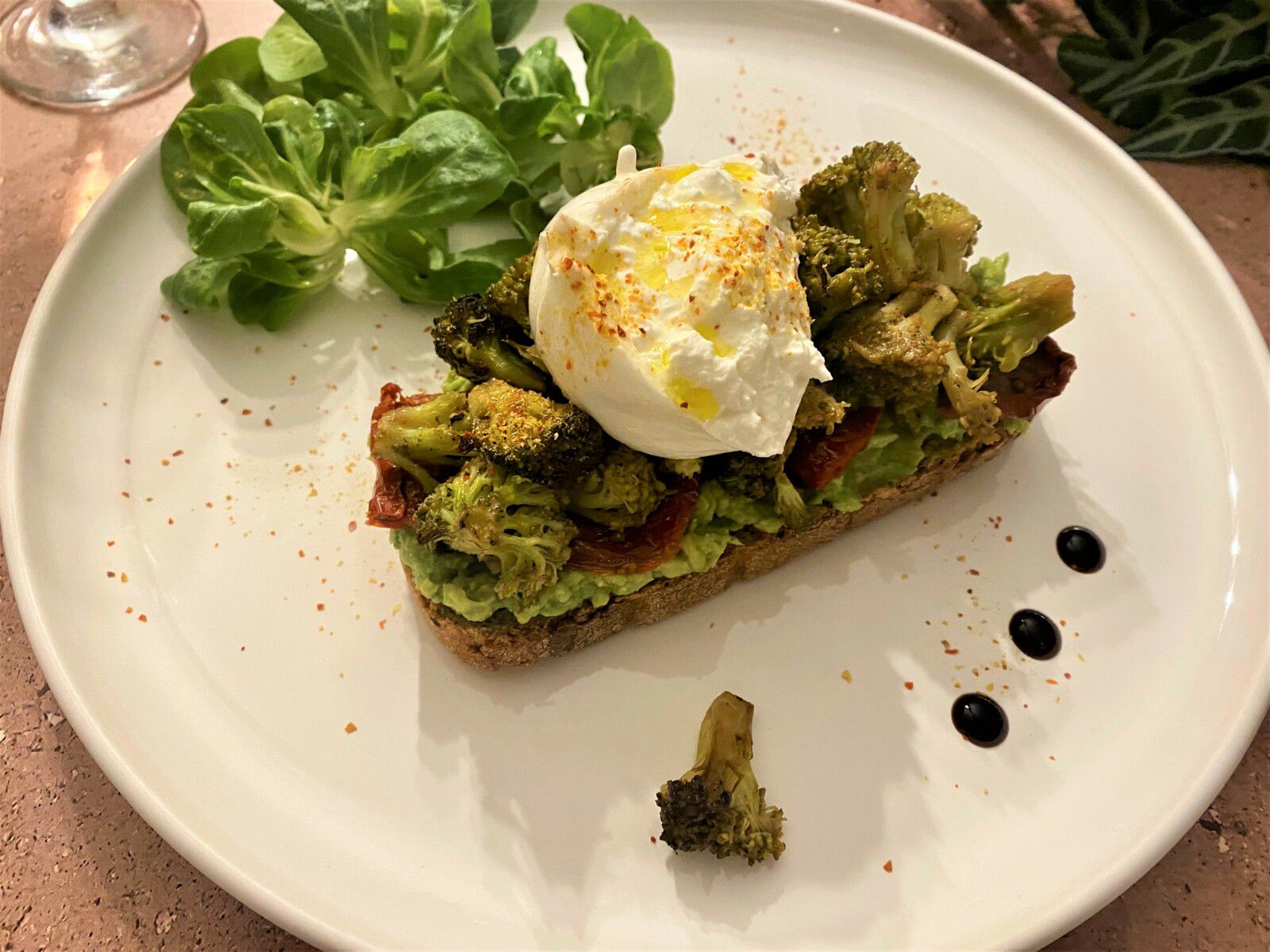 Toasts de brocoli, avocat, tomates séchées et burrata
