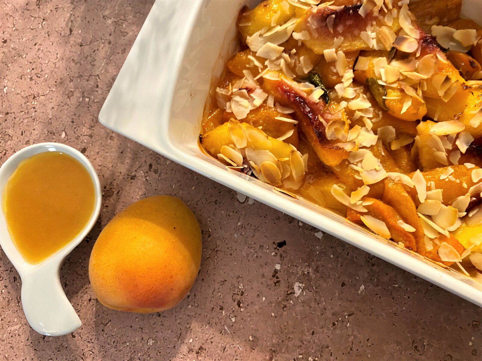 Pêches et abricots au basilic et aux amandes