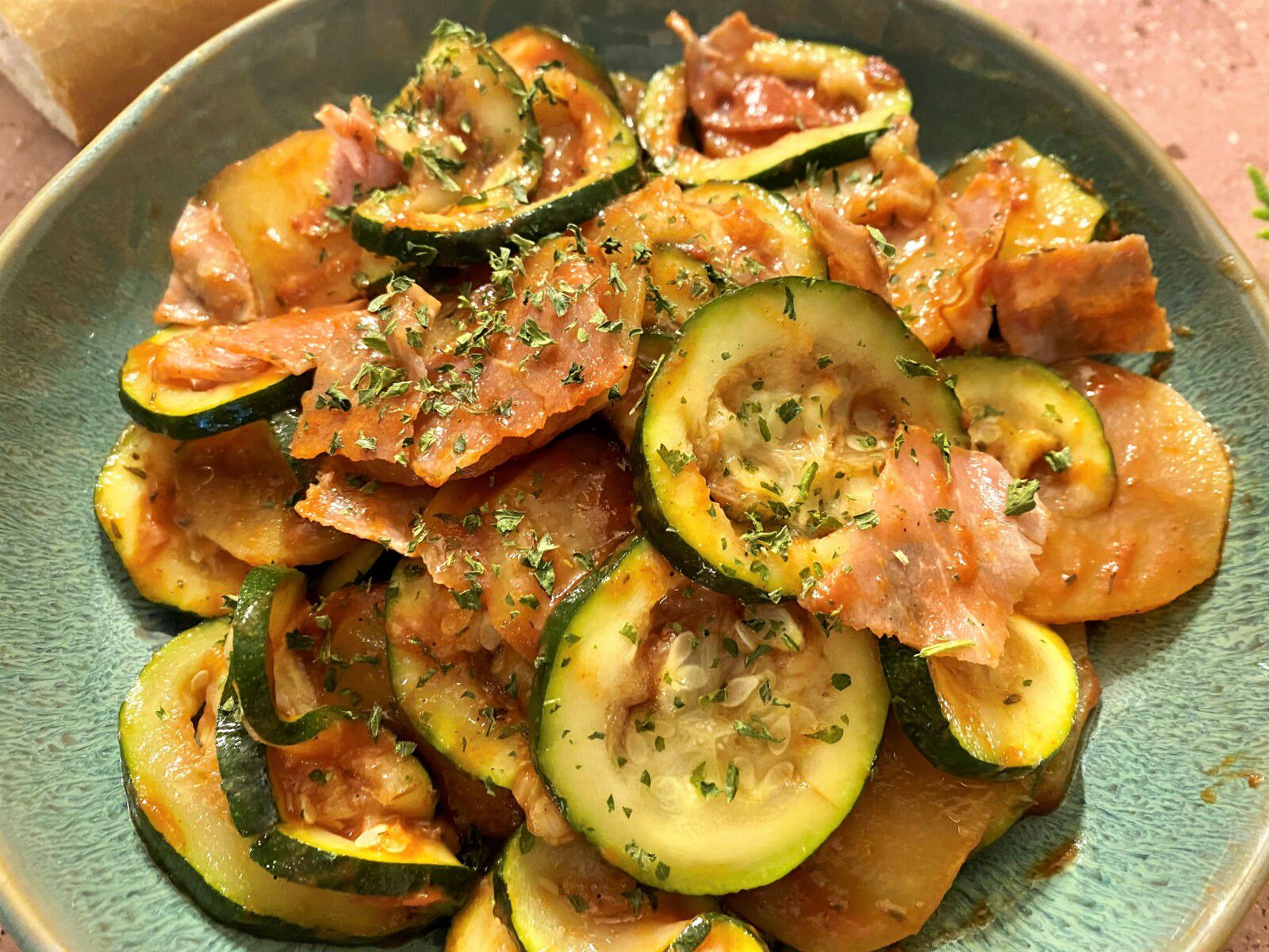 Salade de pommes de terre, courgette et bacon