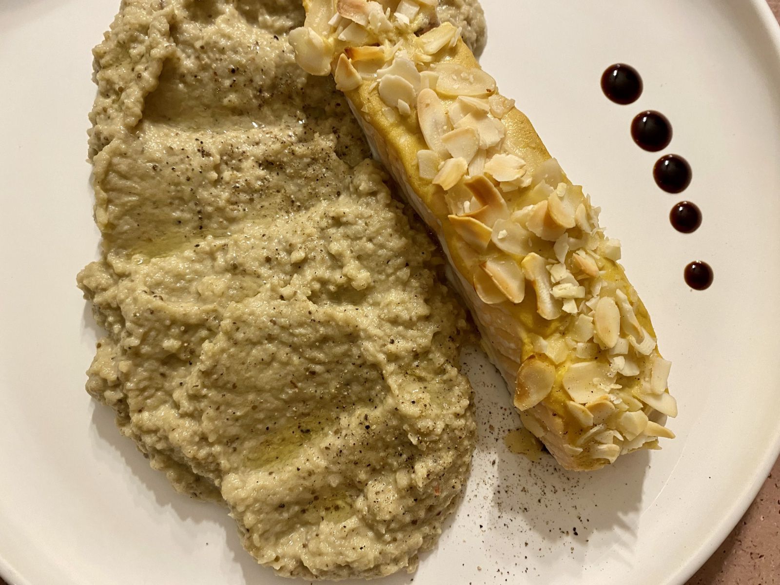 Filet de saumon aux amandes et caviar d'aubergines