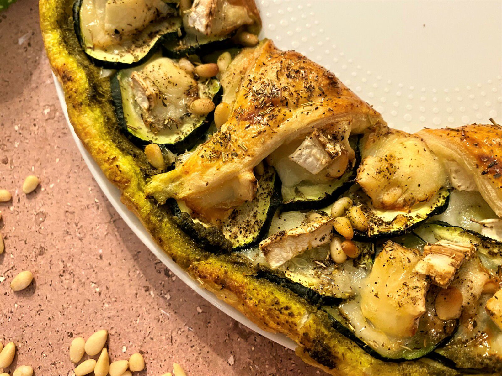 Couronne feuilletée pesto, courgette, chèvre et pignon de pin