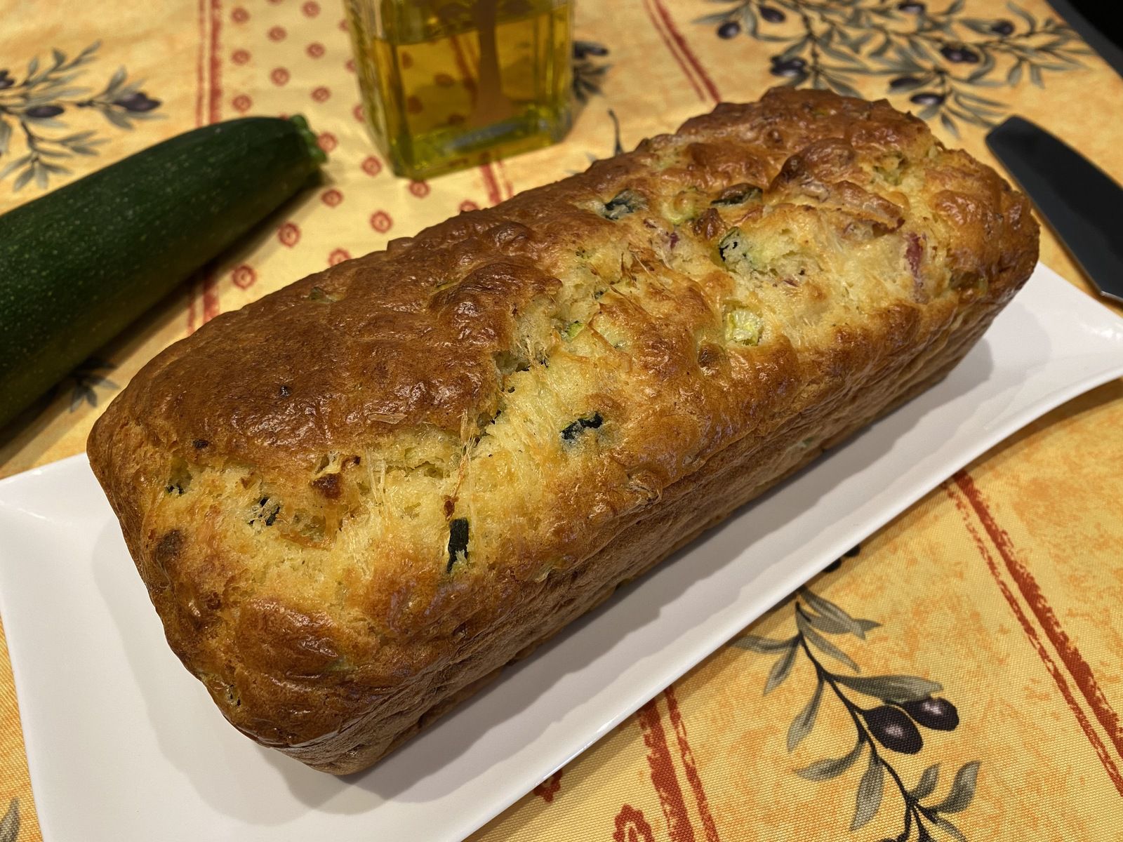 Cake aux courgettes, chèvre et lardons
