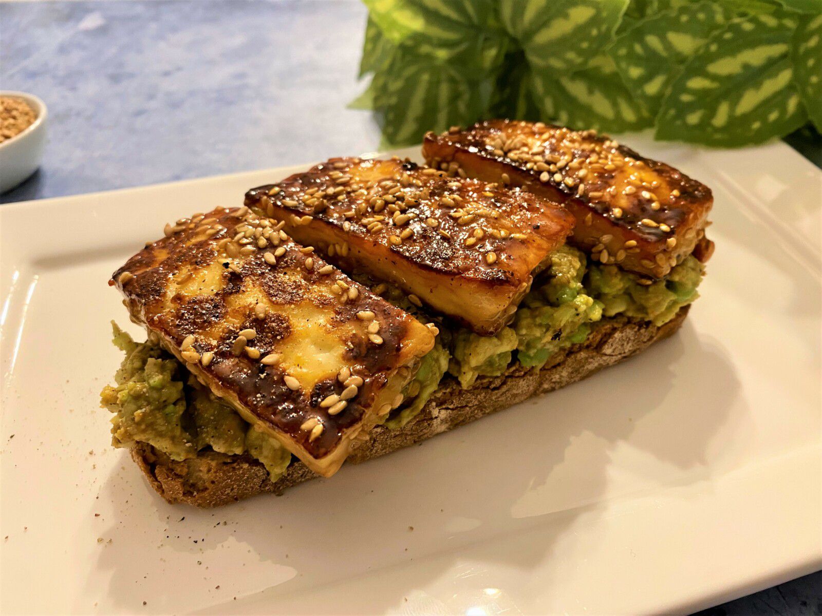 Bruschetta avocat et halloumi grillé