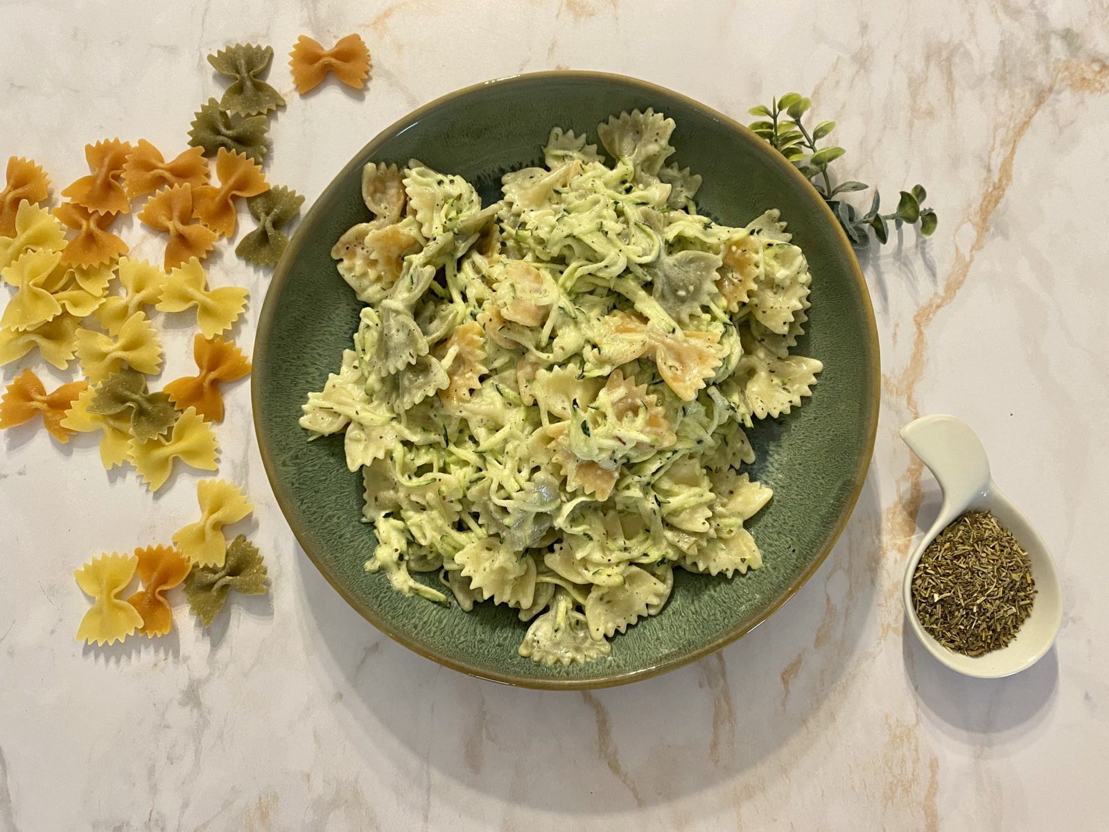 Pâtes aux courgettes, yaourt à la grecque et herbes de Provence