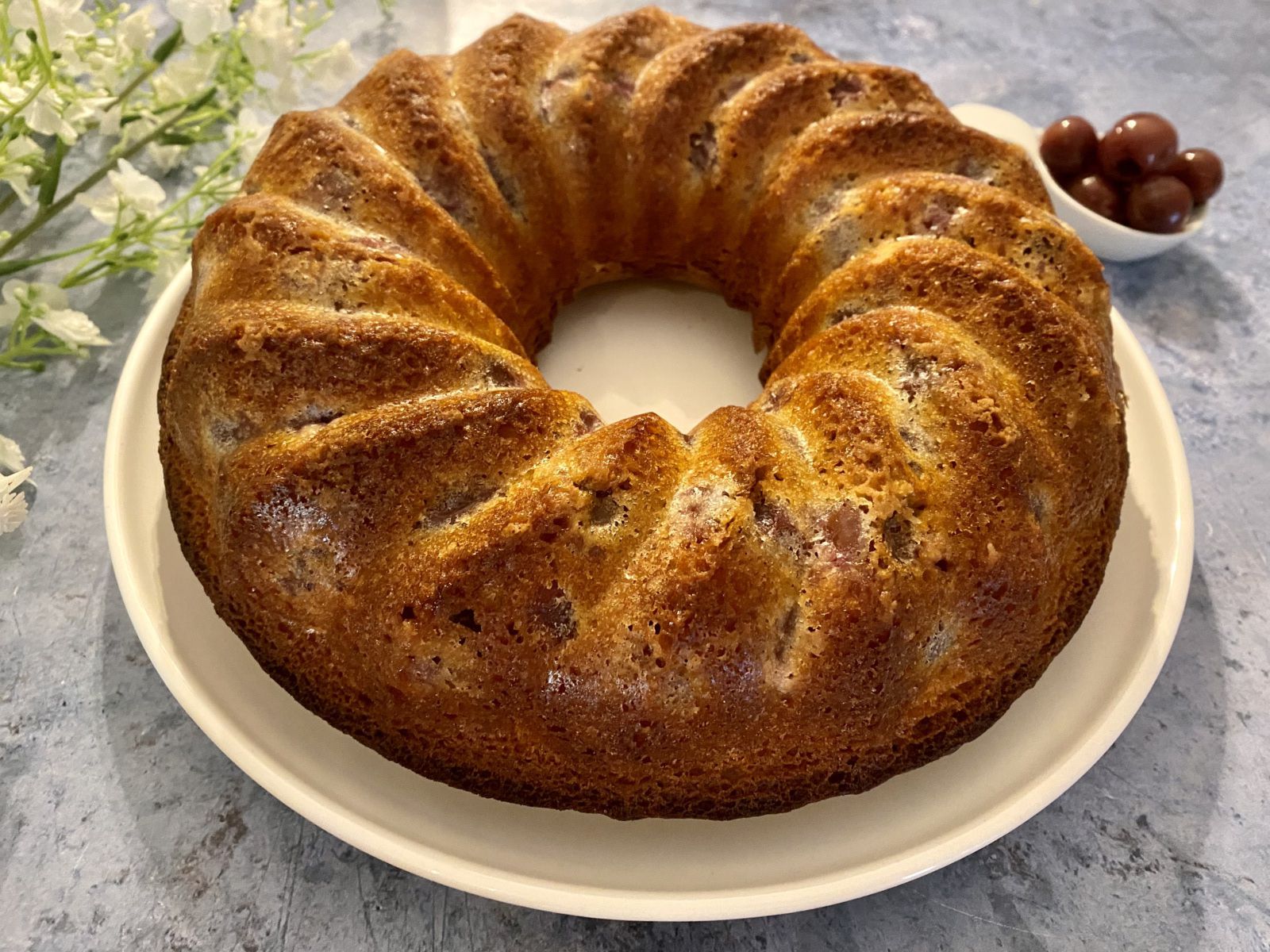 Gâteau au yaourt, cerises amarena et amande