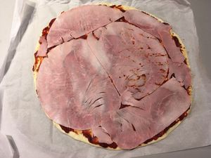 Pizza roulée au jambon, mozzarella et origan