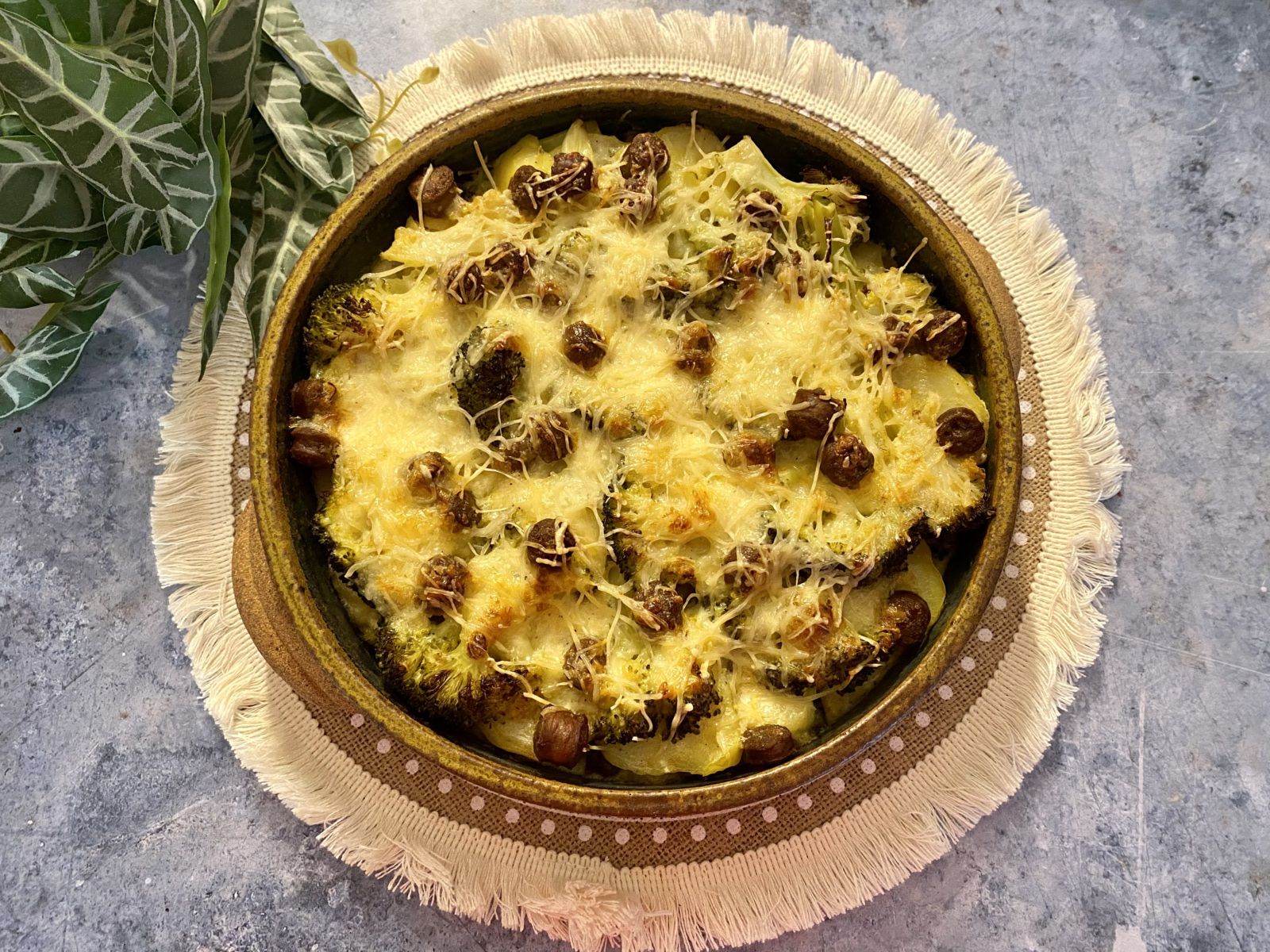 Gratin de pommes de terre, brocoli et merguez