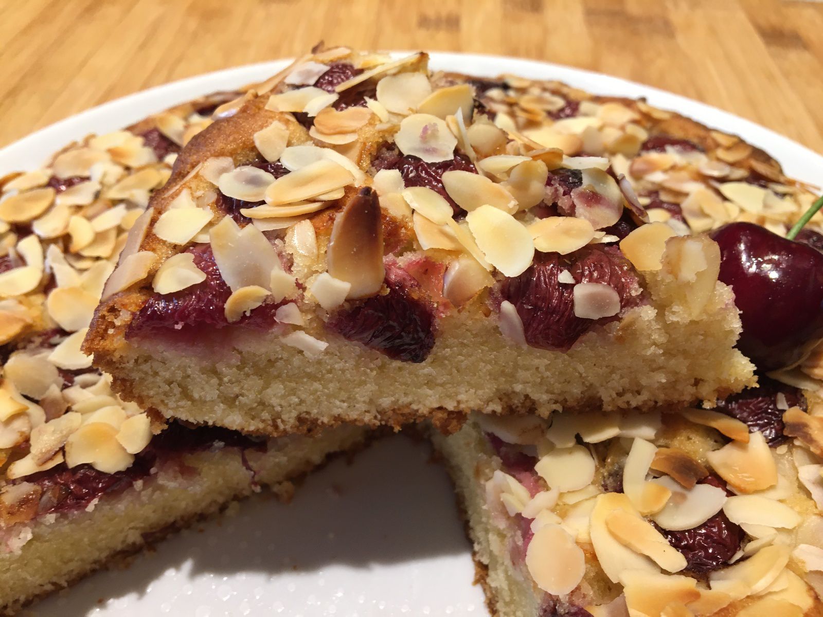 Gâteau aux cerises et à l'amande